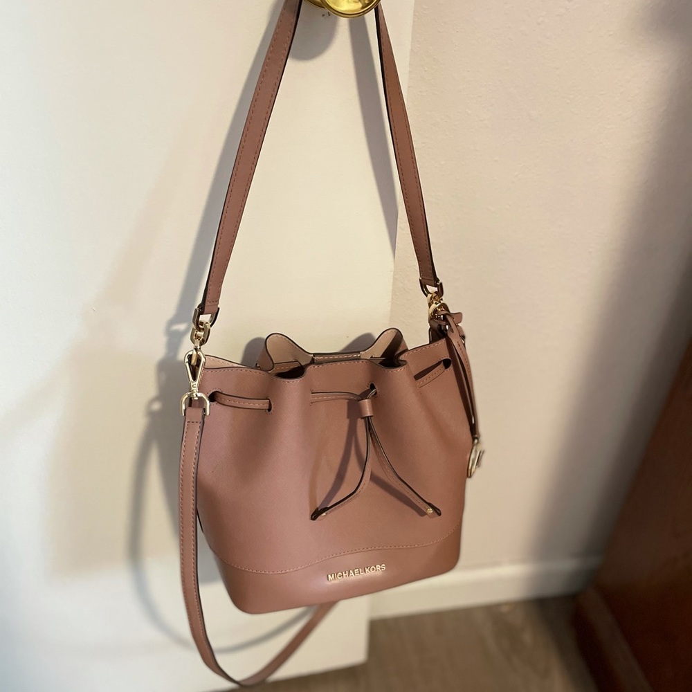 Like NEW! Michael Kors Blush Bucket Bag